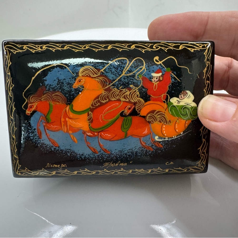 Vtg Hand Painted Russian TROIKA Trinket Box Sleigh/3 Horse's  Lacquer Signed